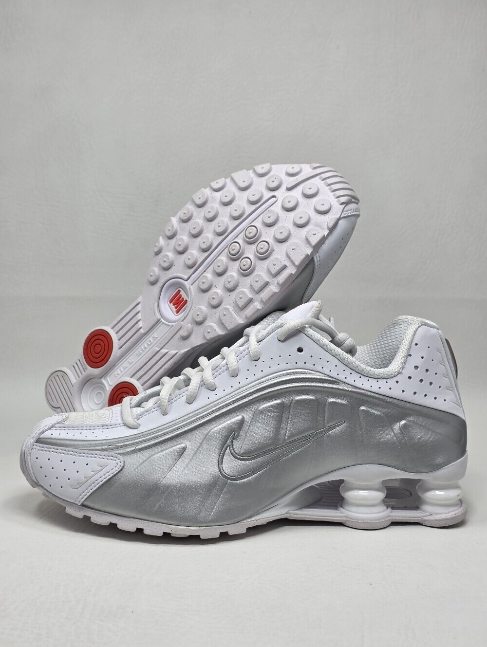 Nike Shox R4 Womens Size 8 White Metallic Silver Lace Up Sneakers AR3565-101 New